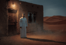 هجرة نائية في القصيم — رجل يقف أمام مبنى مهجور